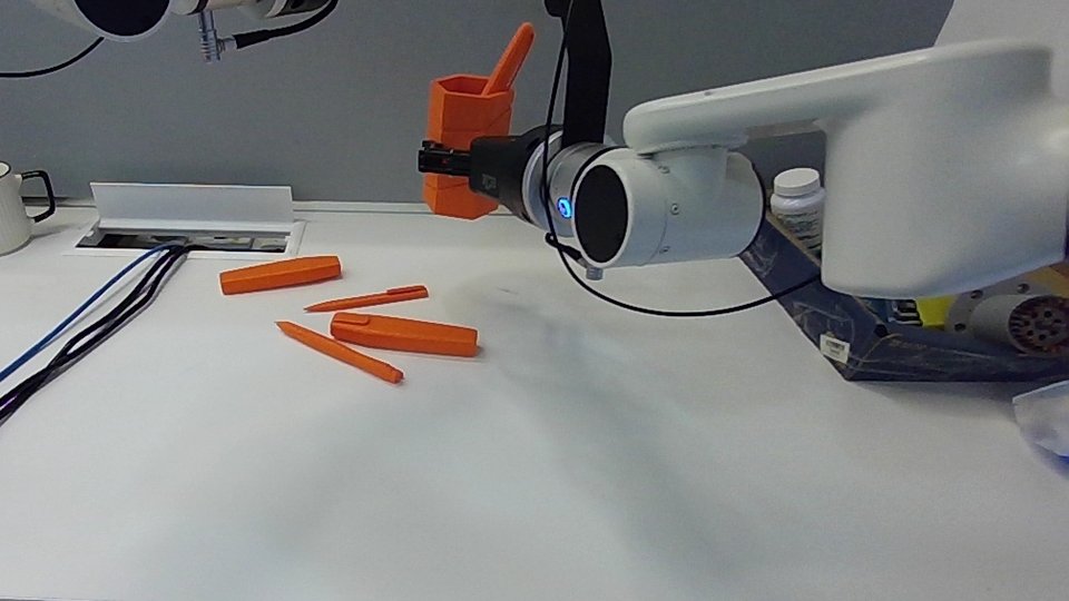 第一支笔立在笔筒里